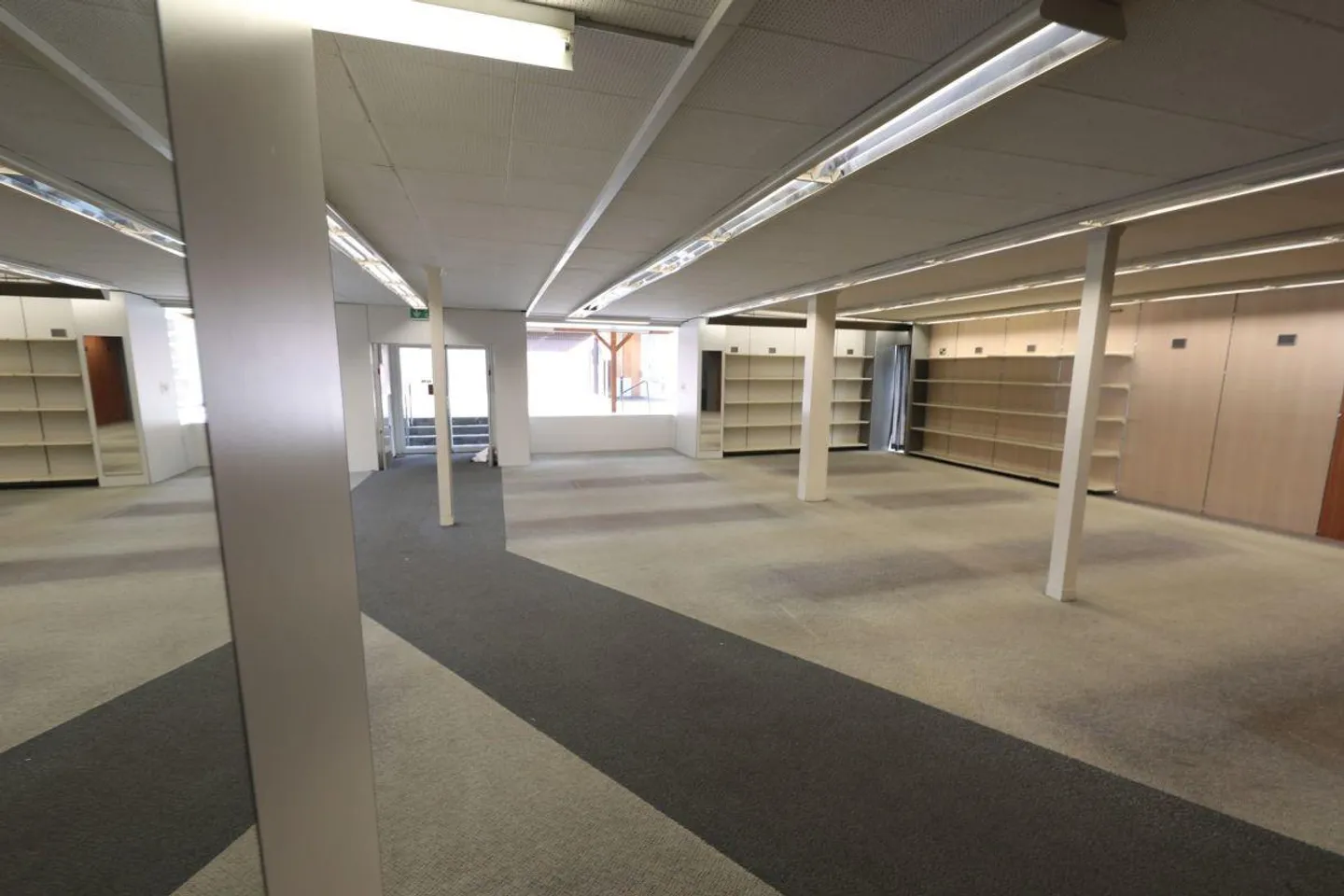 Grosses Ladenlokal für Gewerbe im Erdgeschoss - Foto 2 von 17