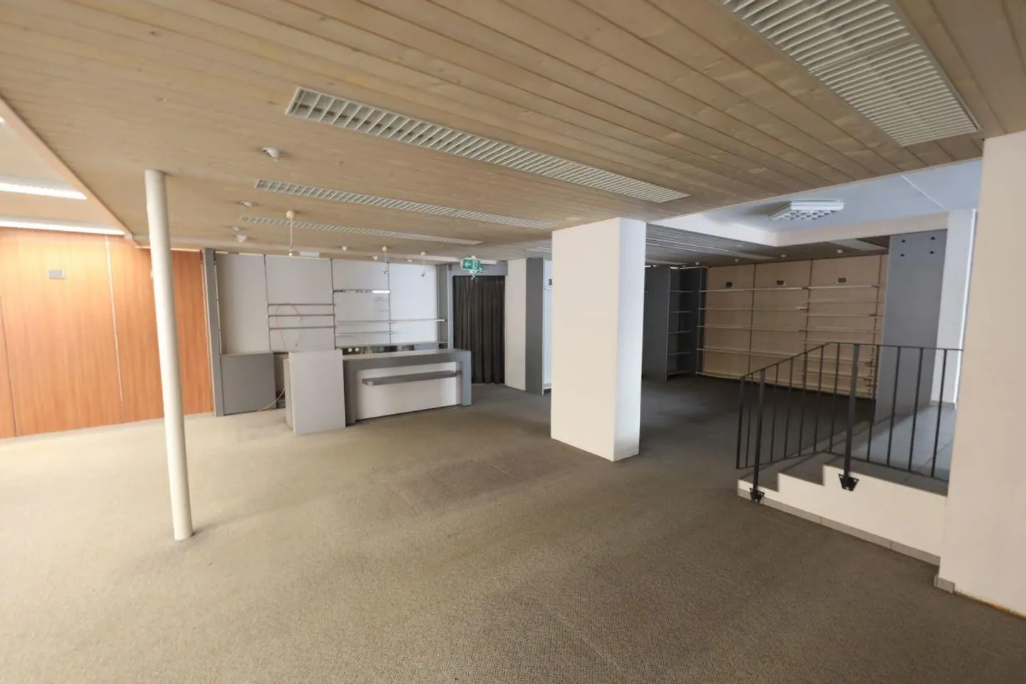 Grosses Ladenlokal für Gewerbe im Erdgeschoss - Foto 4 von 17