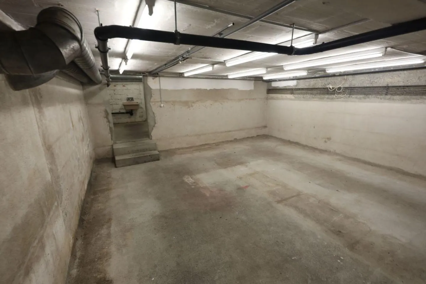 Grosses Ladenlokal für Gewerbe im Erdgeschoss - Foto 14 von 17