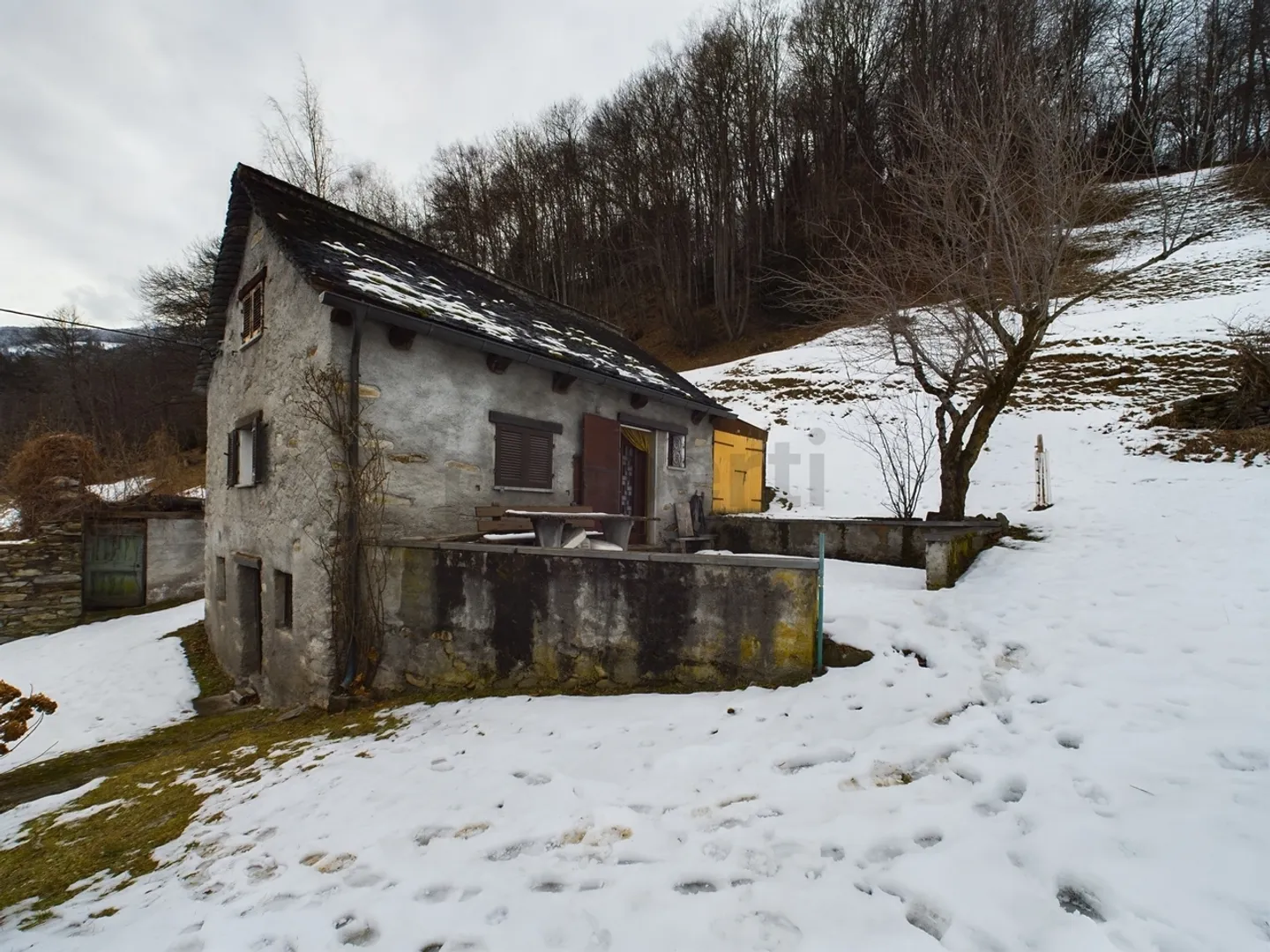 Terrain constructible avec rustique dans la belle vallée de Blenio - Photo 2 sur 7