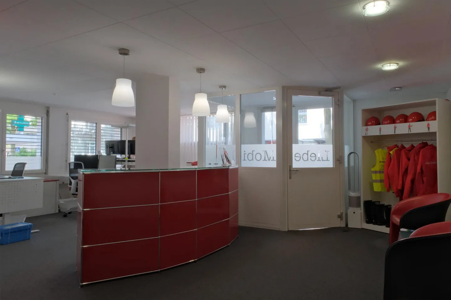 Retail space with windows directly at Burgdorf train station - Photo 3 of 5