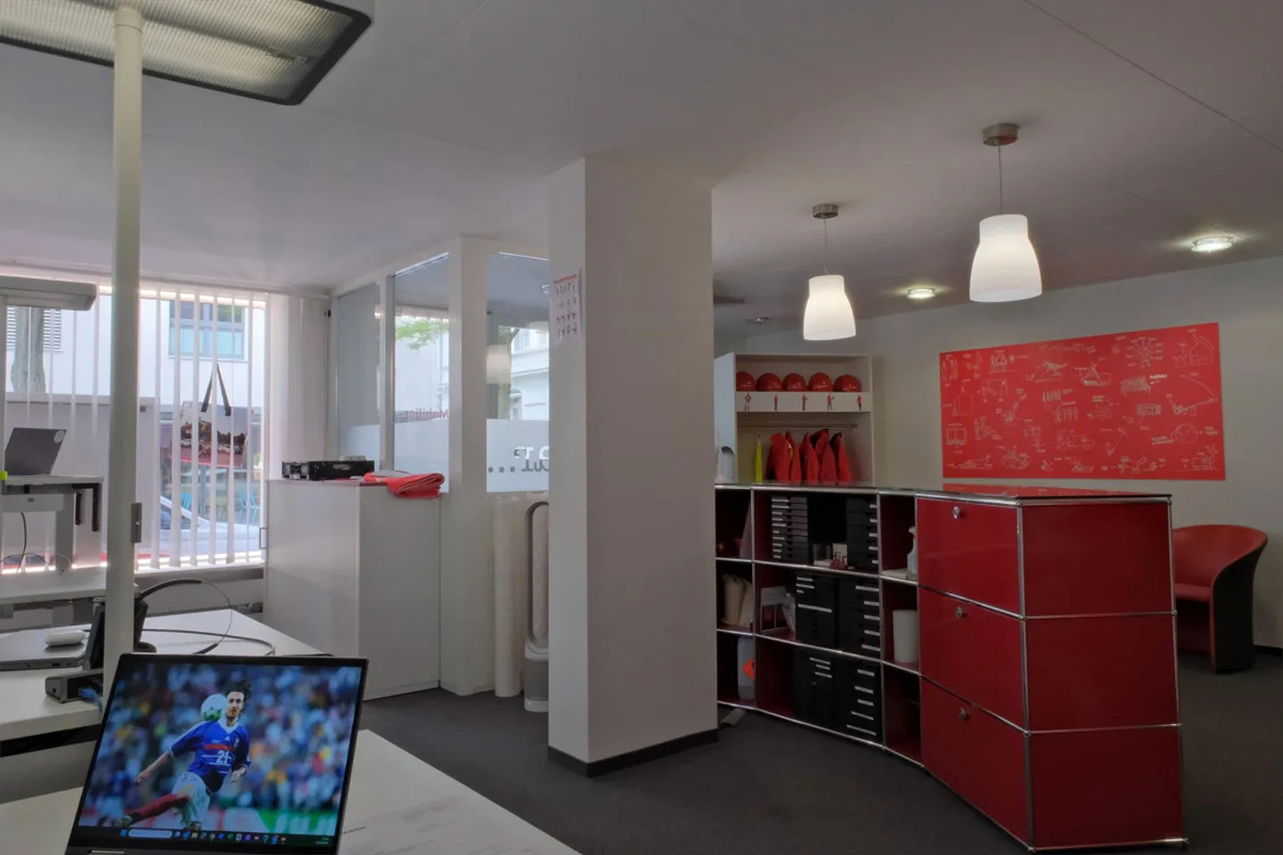 Retail space with windows directly at Burgdorf train station - Photo 4 of 5