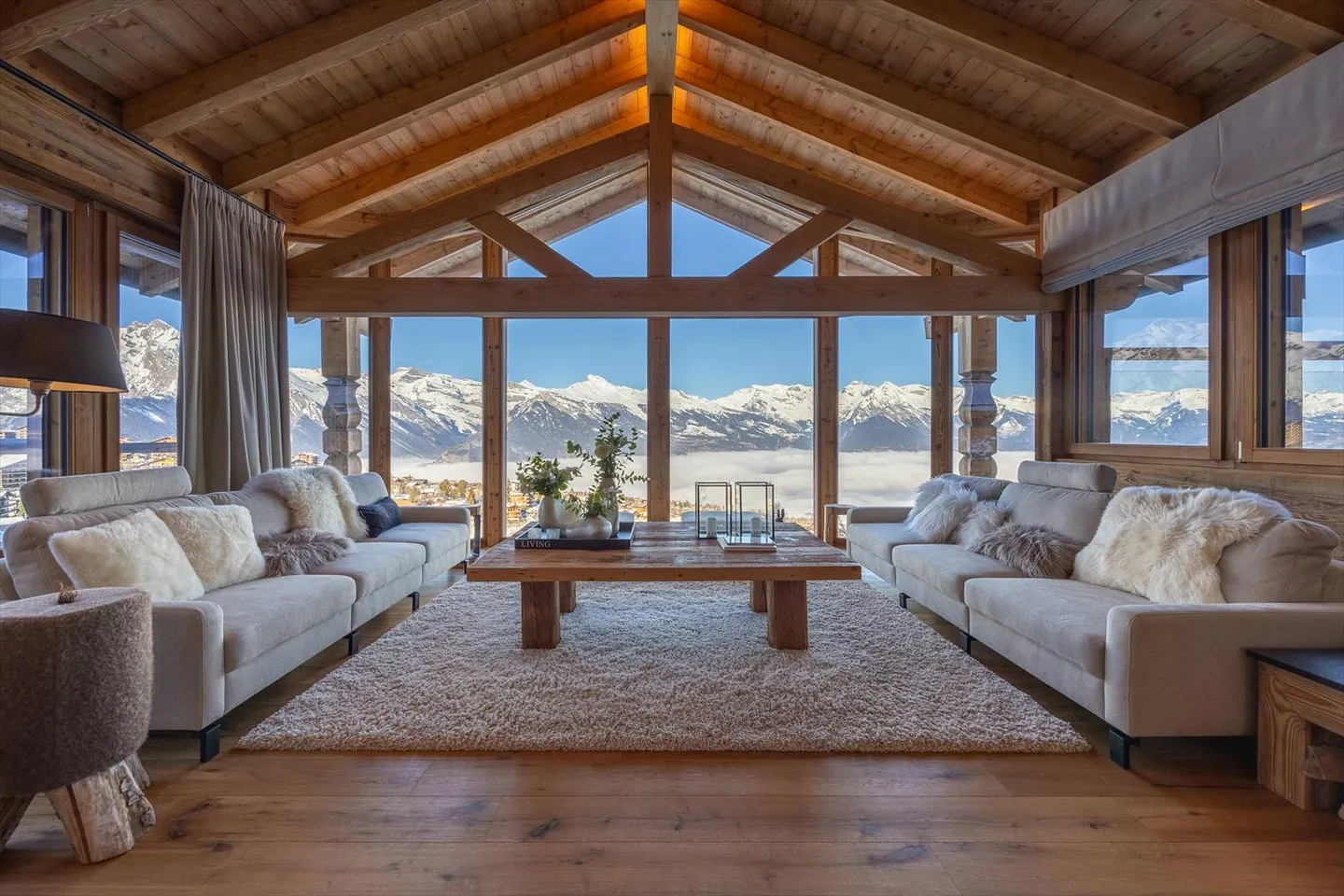 Rental apartment for the week: Magnificent chalet made of old wood with spectacular views of the valley - Photo 2 of 18