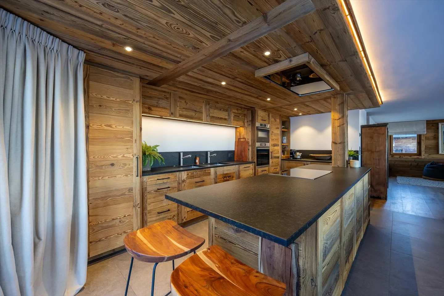 Rental apartment for the week: Magnificent chalet made of old wood with spectacular views of the valley - Photo 8 of 18