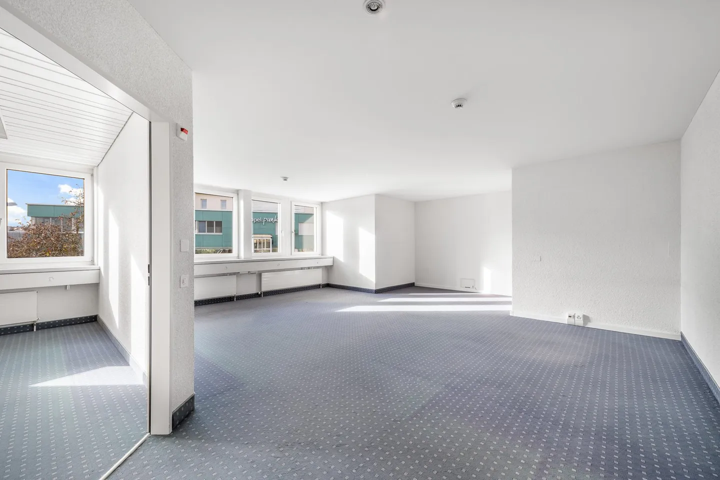 Office space for rent - Photo 2 of 13