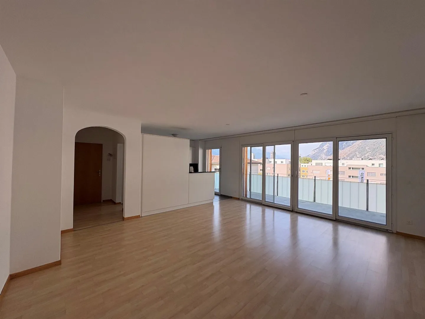 Central 3.5 Room Apartment in Sunny Location - Photo 2 of 18