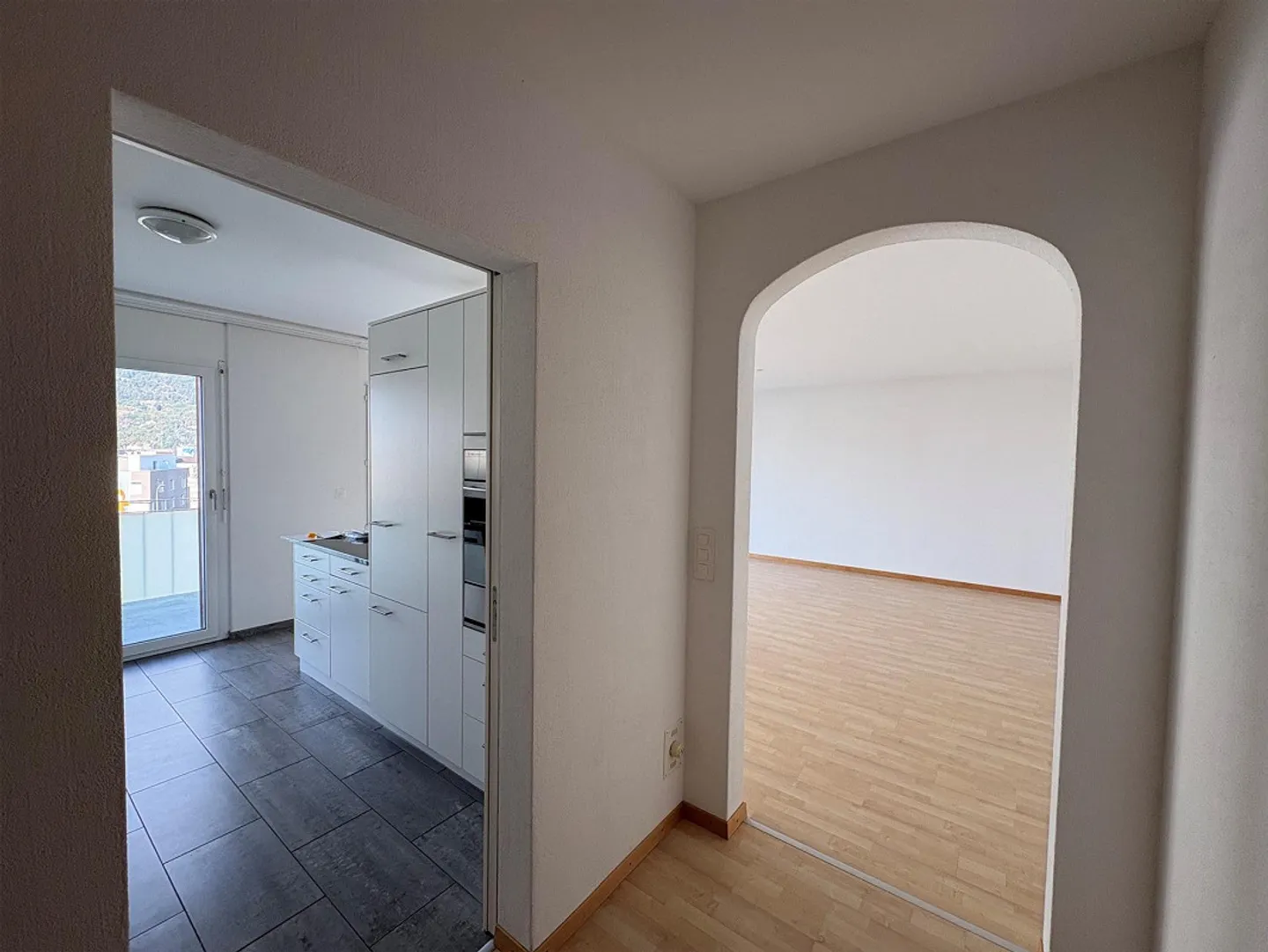 Central 3.5 Room Apartment in Sunny Location - Photo 4 of 18