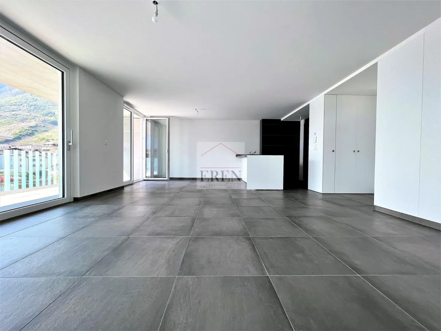 Spacious 4.5-room penthouse, recent and modern, 150 m2 southwest with quality finishes in the center of Fully - Photo 2 of 13
