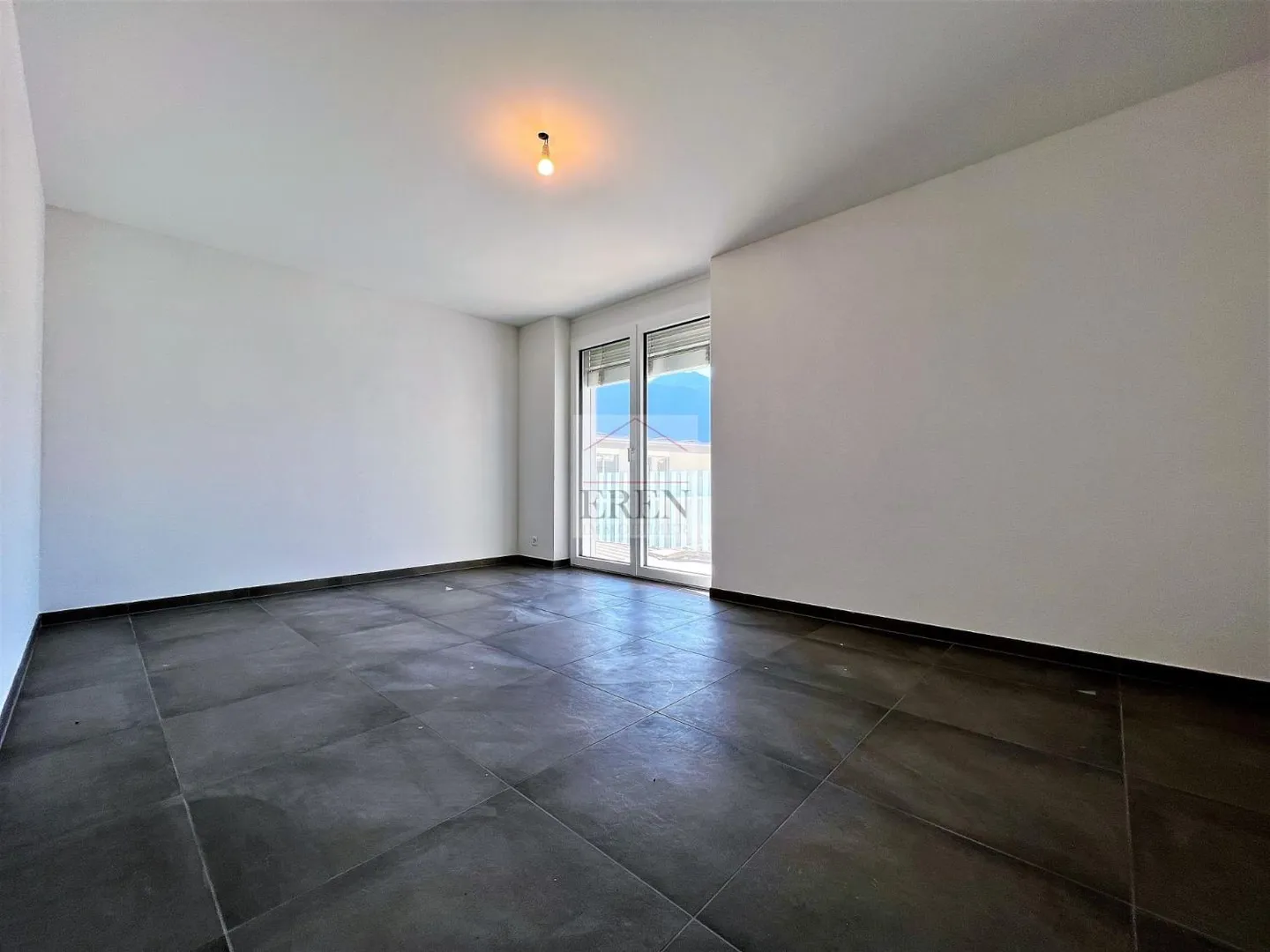Spacious 4.5-room penthouse, recent and modern, 150 m2 southwest with quality finishes in the center of Fully - Photo 8 of 13