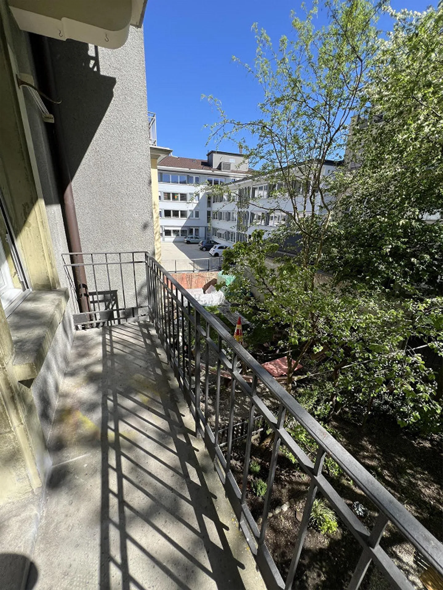 Charmante appartement 3 pièces avec balcon surplombant la verdure - Photo 2 sur 10