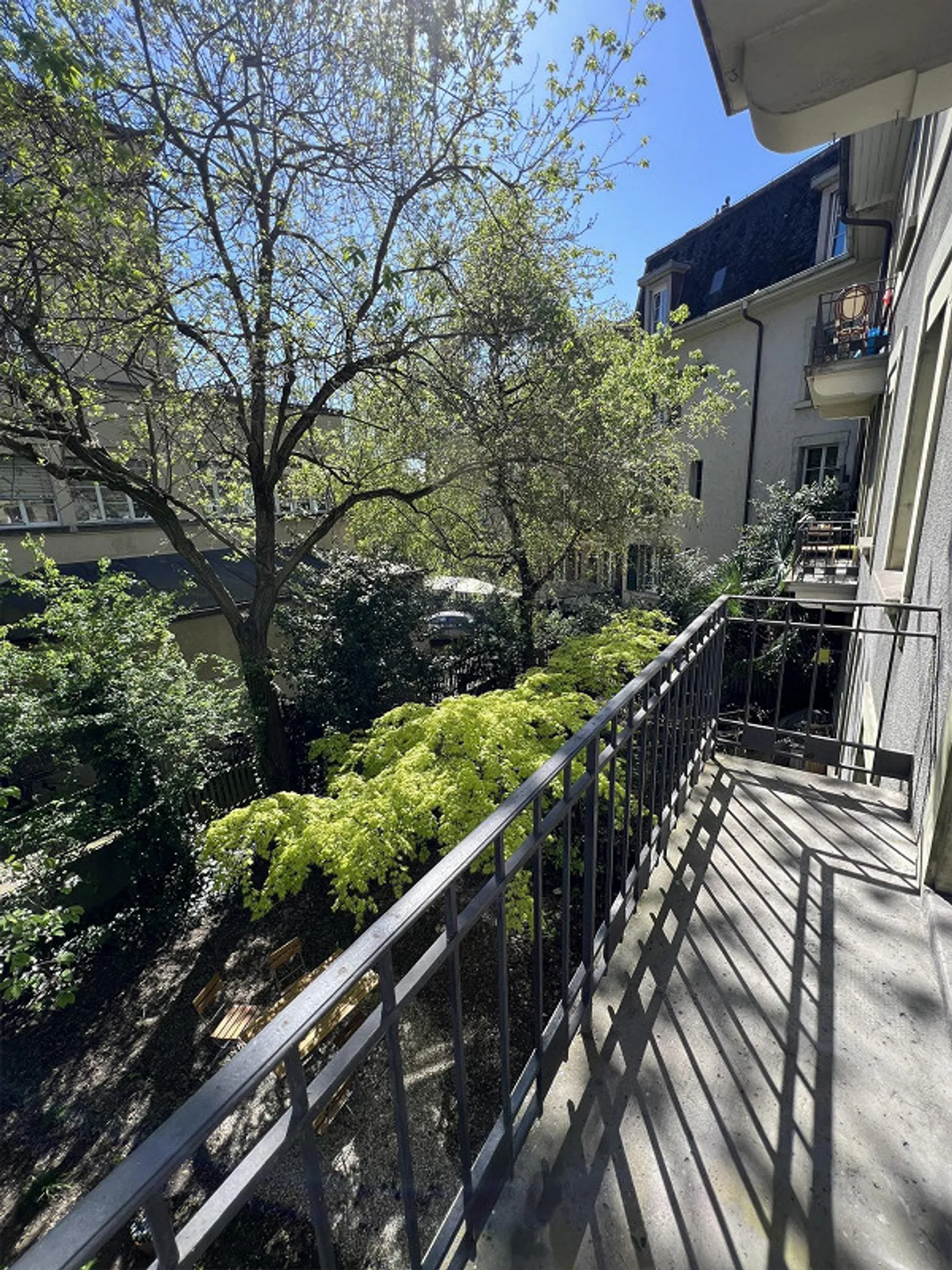 Charmante appartement 3 pièces avec balcon surplombant la verdure - Photo 1 sur 10