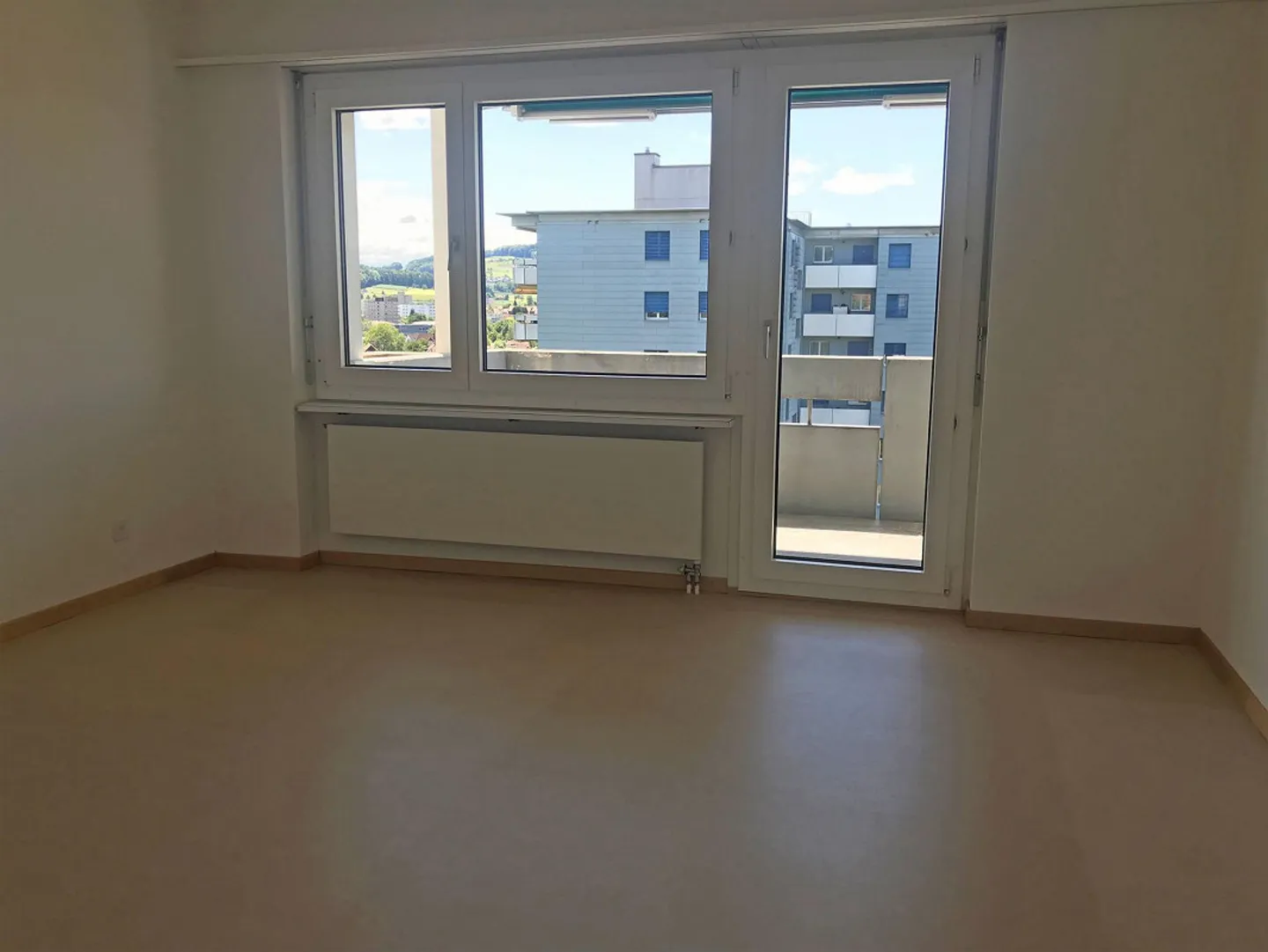 Geräumige Wohnung mit Balkon - Foto 3 von 6