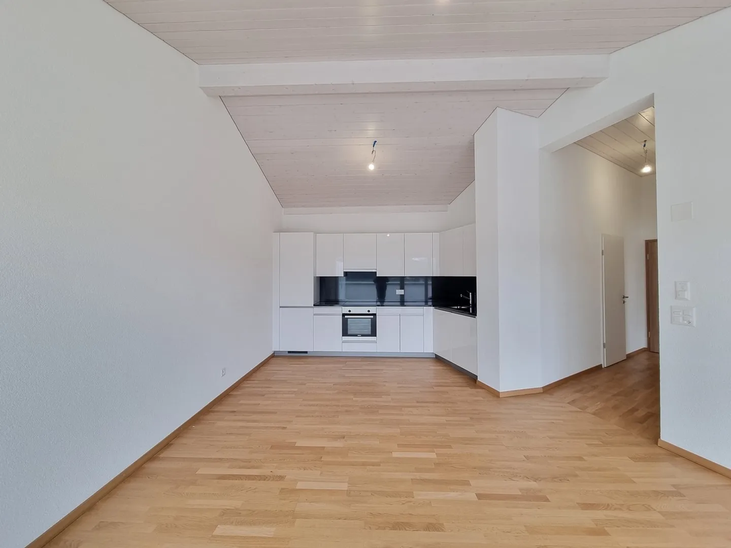 Appartement sous les combles spacieux avec 2,5 pièces - Photo 1 sur 7