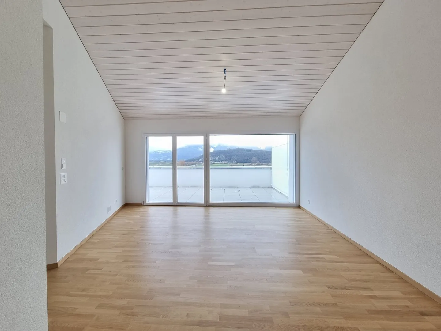 Appartement sous les combles spacieux avec 2,5 pièces - Photo 3 sur 7