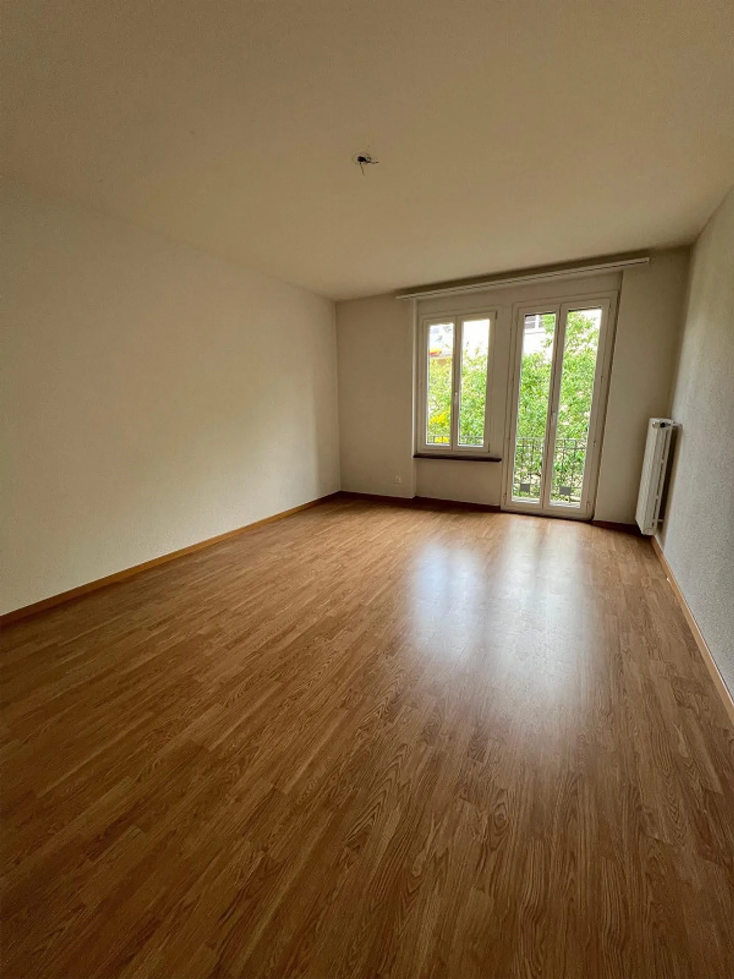 Charmante appartement 3 pièces avec balcon surplombant la verdure - Photo 3 sur 10