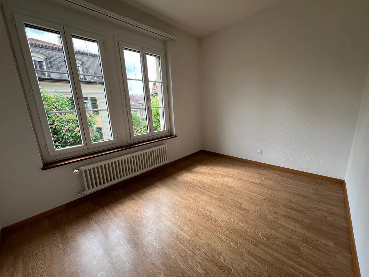 Charmante appartement 3 pièces avec balcon surplombant la verdure - Photo 4 sur 10