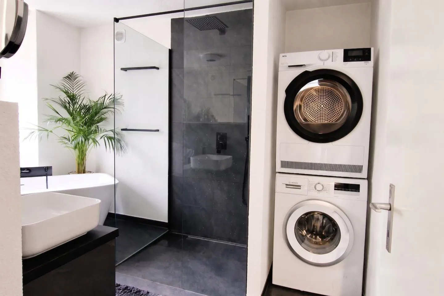 Exclusive 4.5 room apartment with 118m2 living space - completely renovated in Glarus Süd - Photo 5 of 10