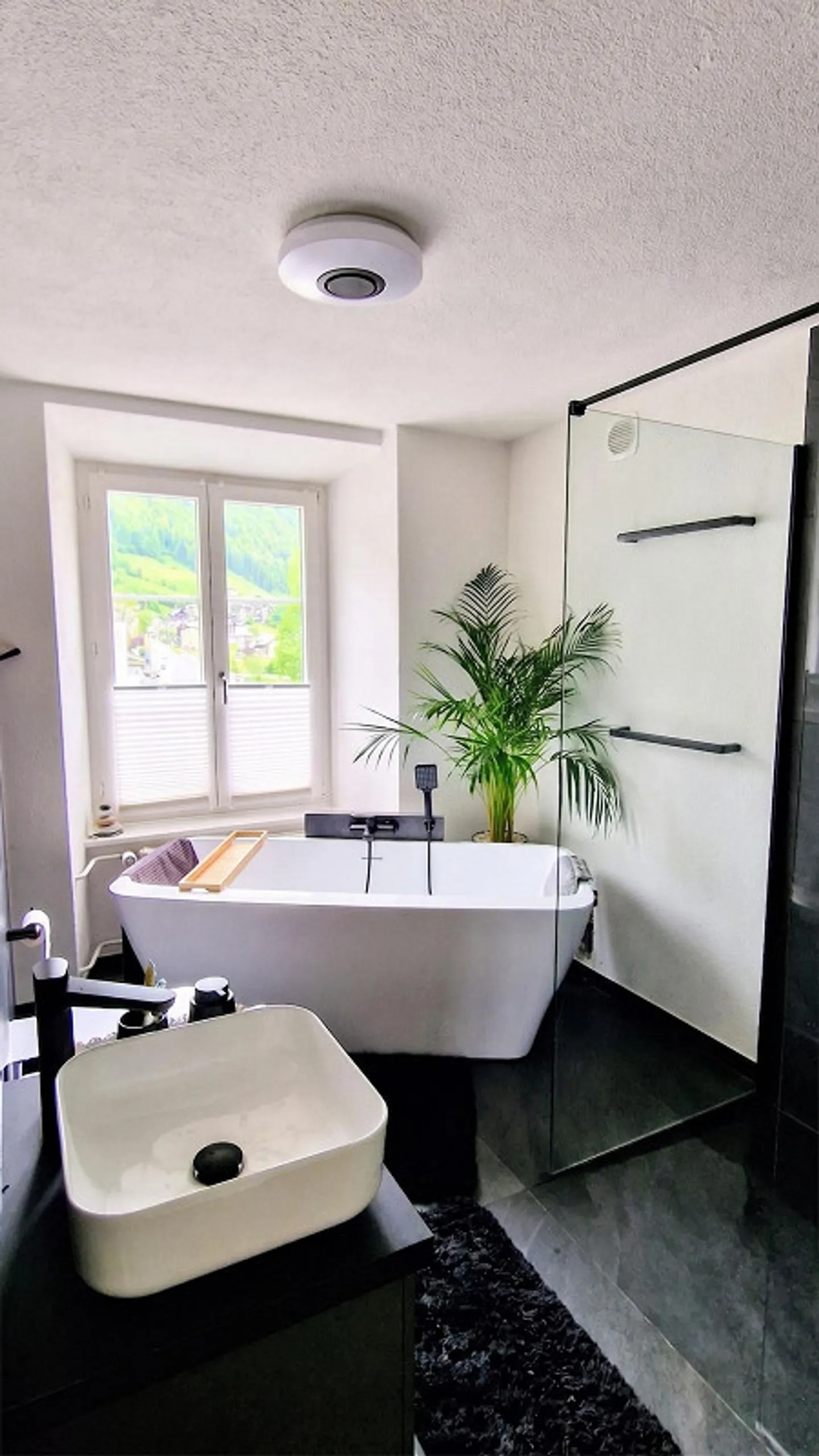 Exclusive 4.5 room apartment with 118m2 living space - completely renovated in Glarus Süd - Photo 6 of 10