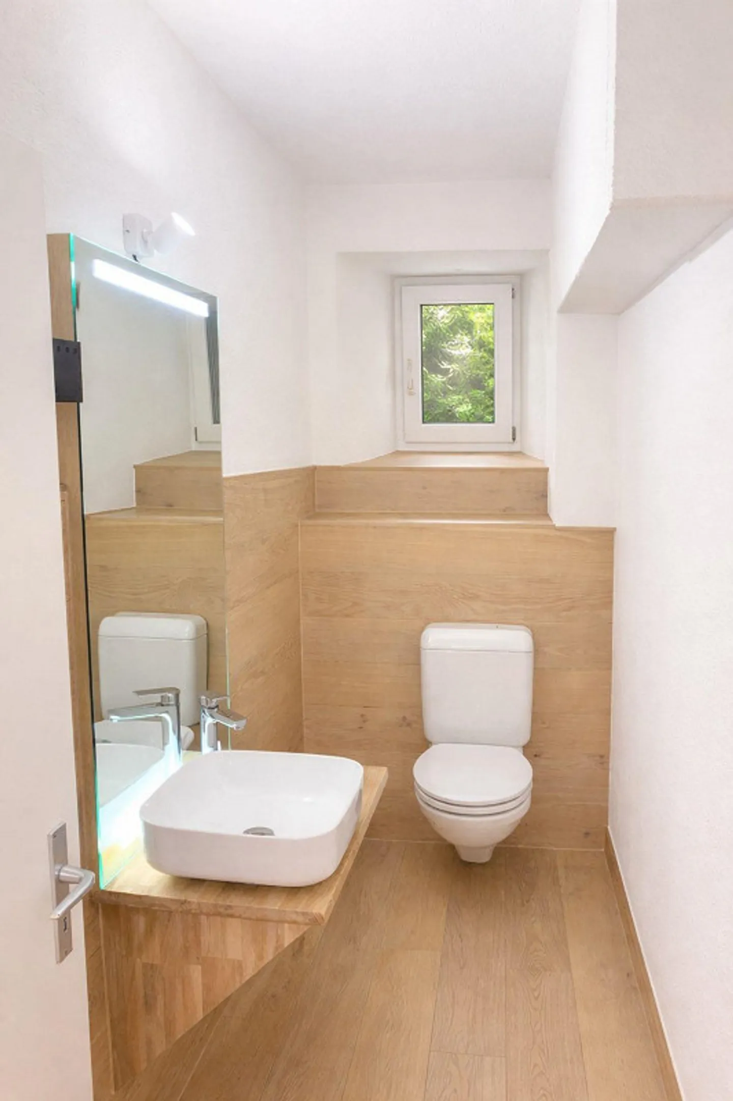 Exclusive 4.5 room apartment with 118m2 living space - completely renovated in Glarus Süd - Photo 7 of 10