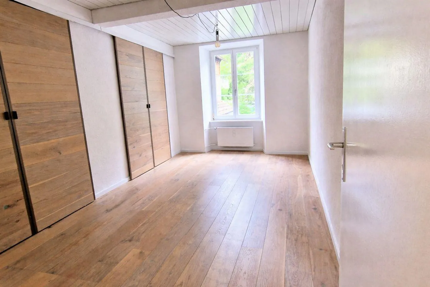 Exclusive 4.5 room apartment with 118m2 living space - completely renovated in Glarus Süd - Photo 9 of 10