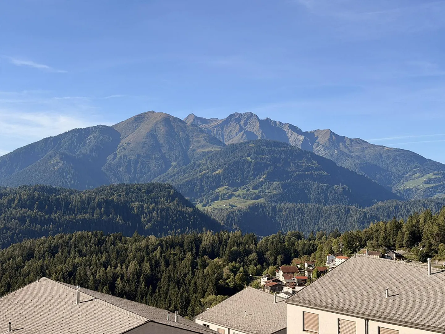 Vue sur la montagne incluse - Charmante, moderne première/seconde maison à Trin - Photo 2 sur 23
