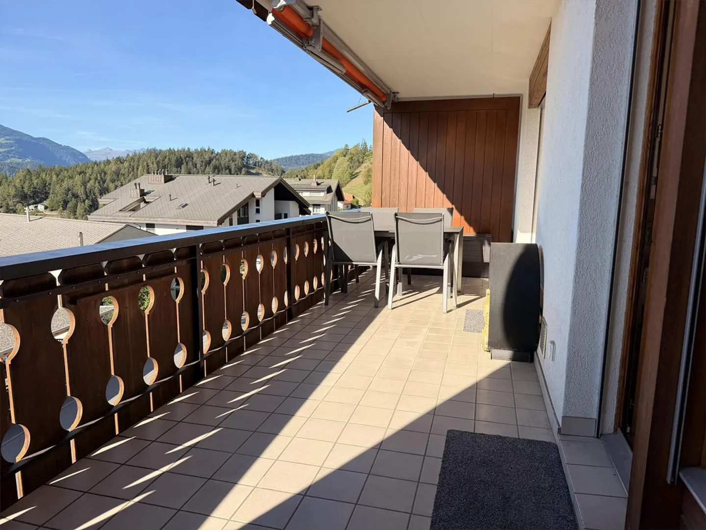 Vue sur la montagne incluse - Charmante, moderne première/seconde maison à Trin - Photo 4 sur 23