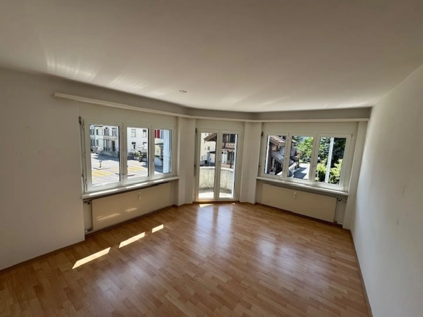 Charming partially renovated 3.5-room apartment in the center - Photo 1 of 8