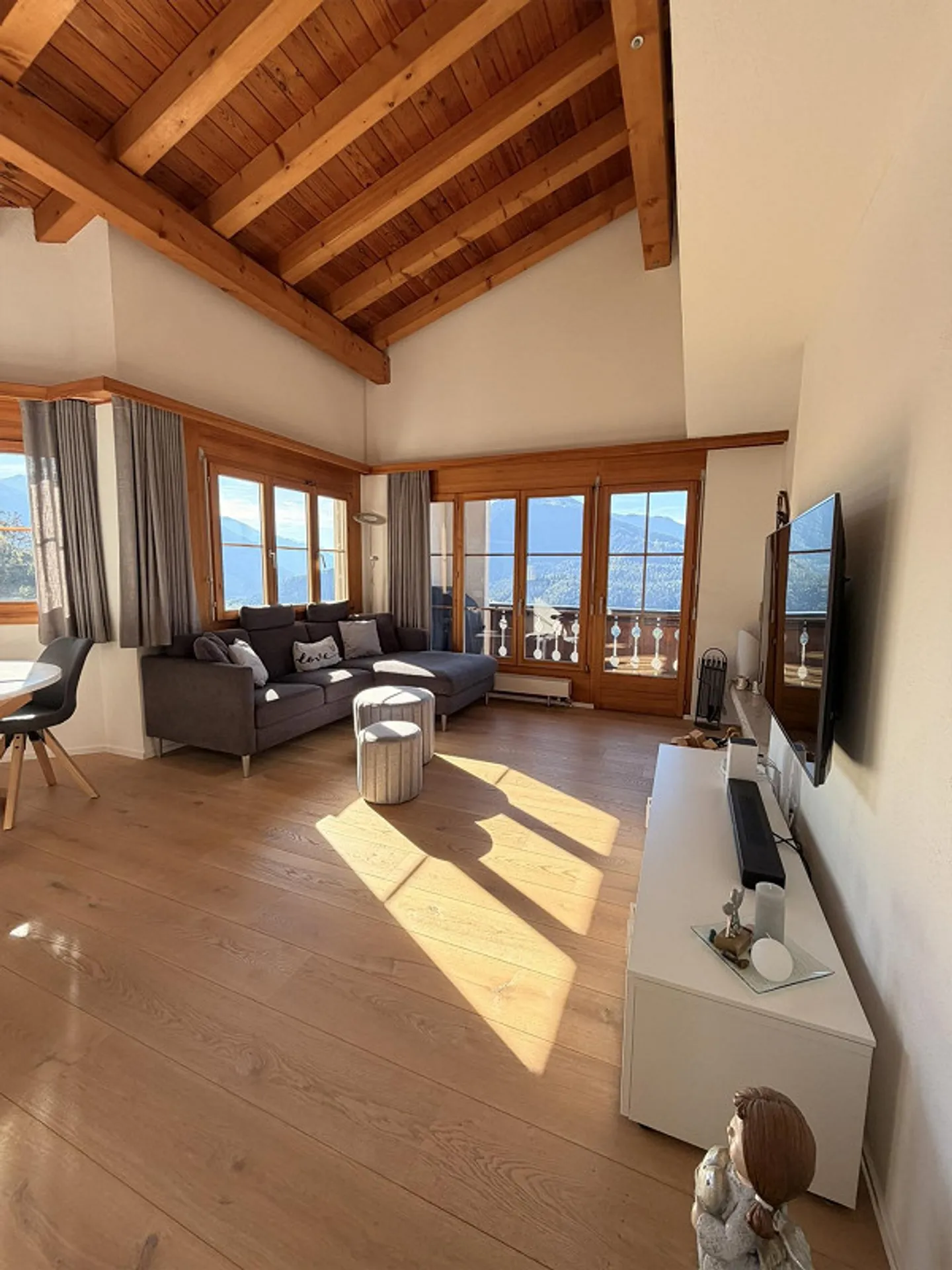 Vue sur la montagne incluse - Charmante, moderne première/seconde maison à Trin - Photo 7 sur 23