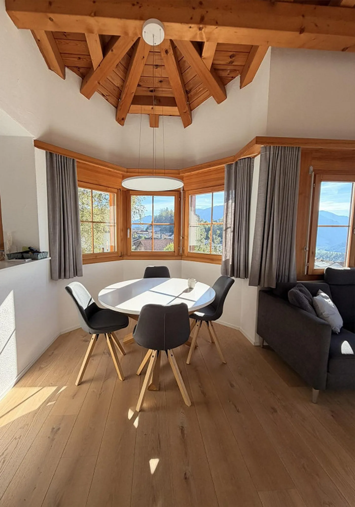 Vue sur la montagne incluse - Charmante, moderne première/seconde maison à Trin - Photo 8 sur 23