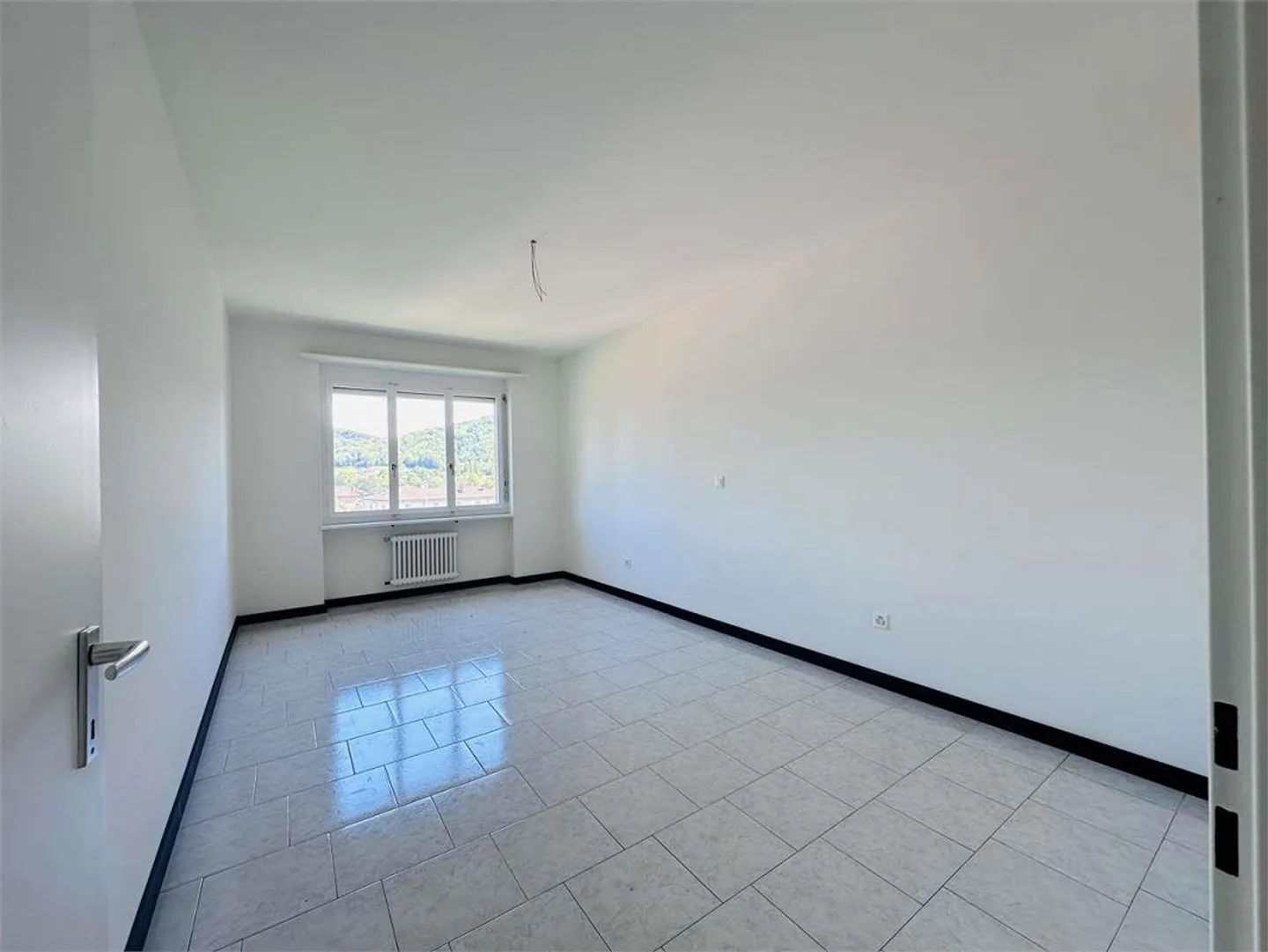 Spacious 3.5-room apartment in Stabio RENOVATED - Photo 3 of 12