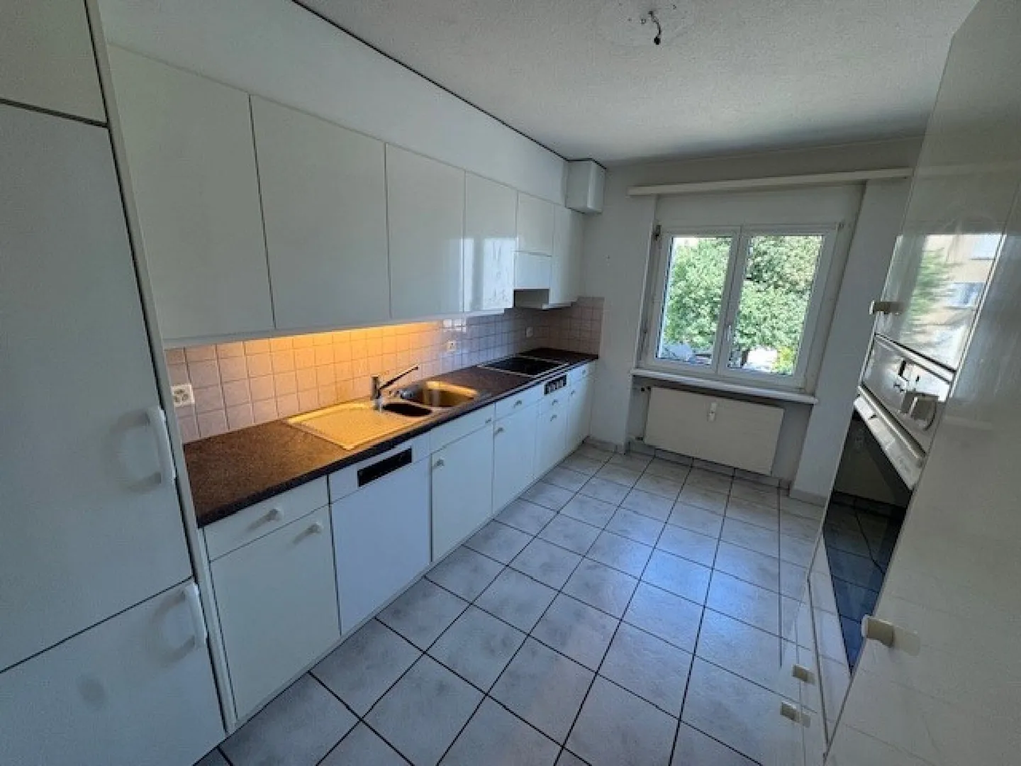 Charming partially renovated 3.5-room apartment in the center - Photo 3 of 8