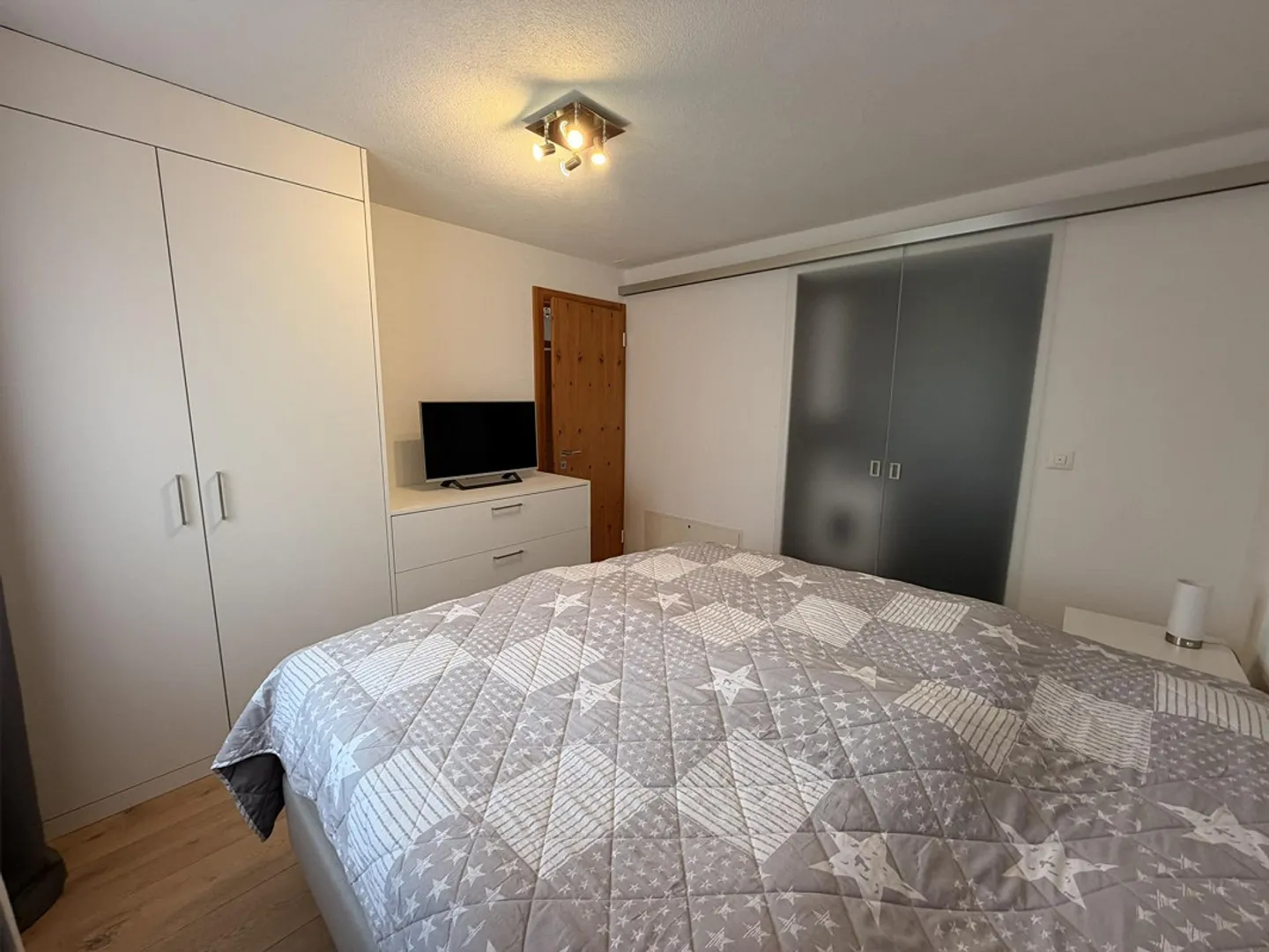 Vue sur la montagne incluse - Charmante, moderne première/seconde maison à Trin - Photo 18 sur 23