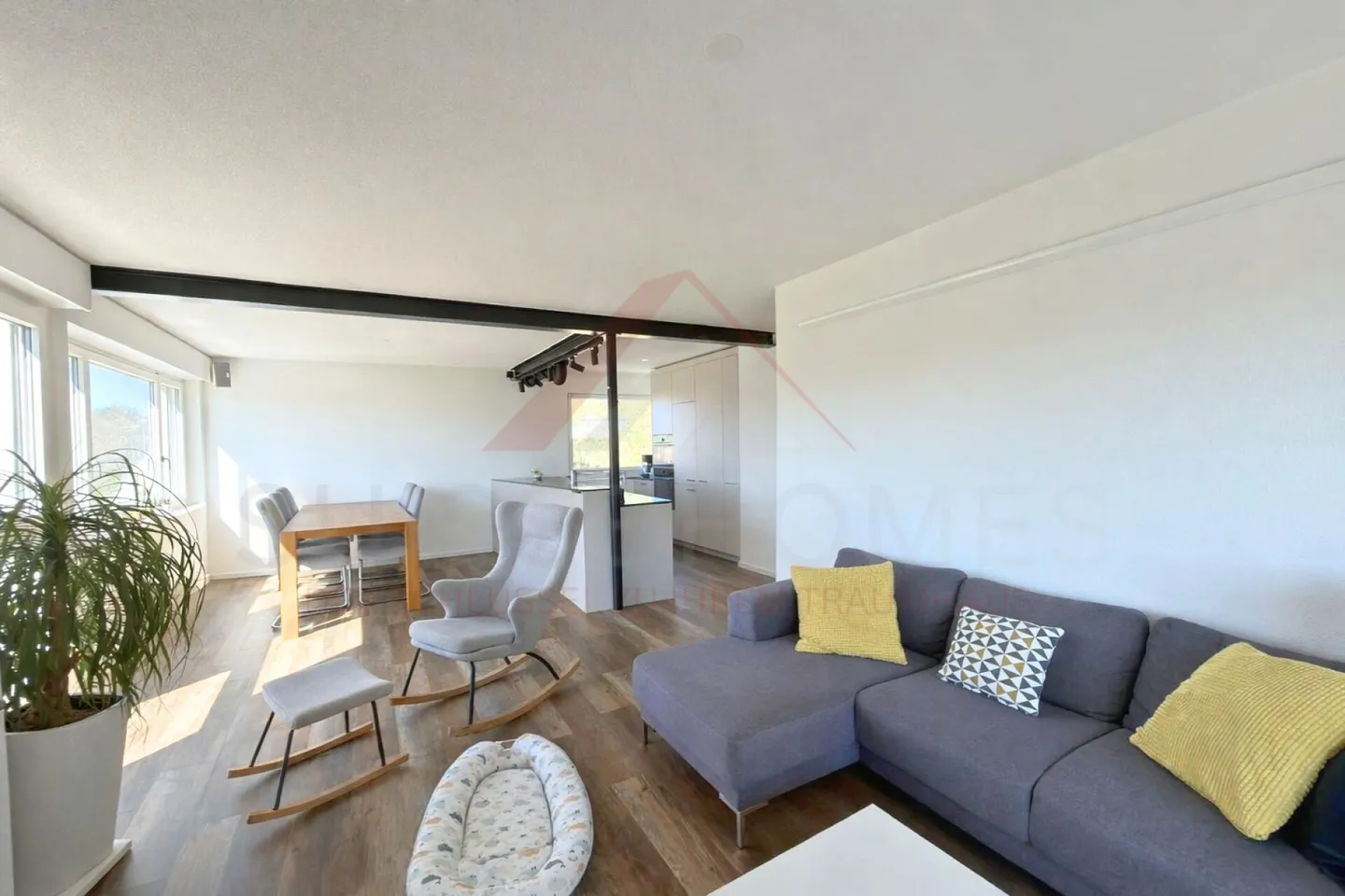 Modernized 5.5-Room Apartment - Photo 2 of 20