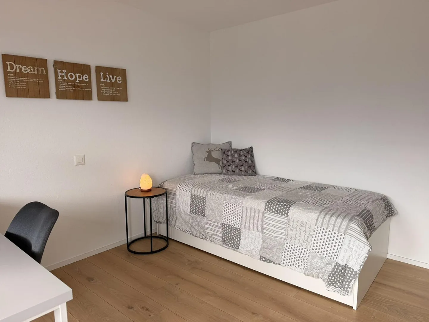 Vue sur la montagne incluse - Charmante, moderne première/seconde maison à Trin - Photo 20 sur 23