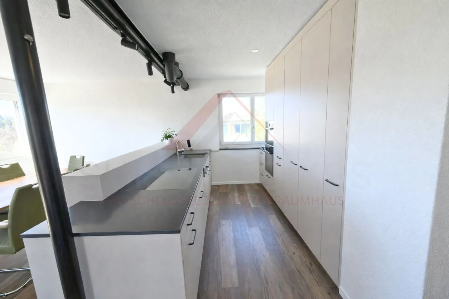 Modernized 5.5-Room Apartment - Photo 5 of 20