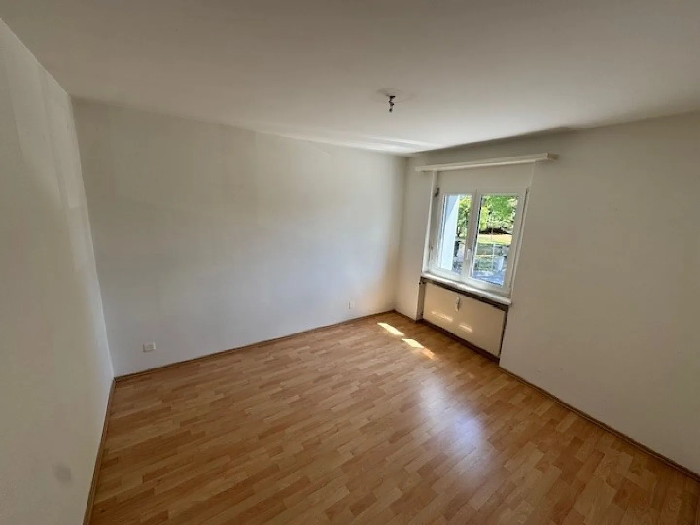 Charming partially renovated 3.5-room apartment in the center - Photo 4 of 8
