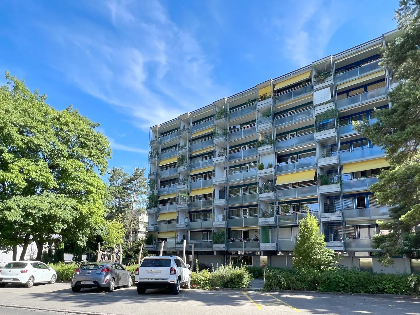 Appartement en copropriété ensoleillé de 3.5 pièces avec balcon, cave et place de parking intérieure - Photo 1 sur 25