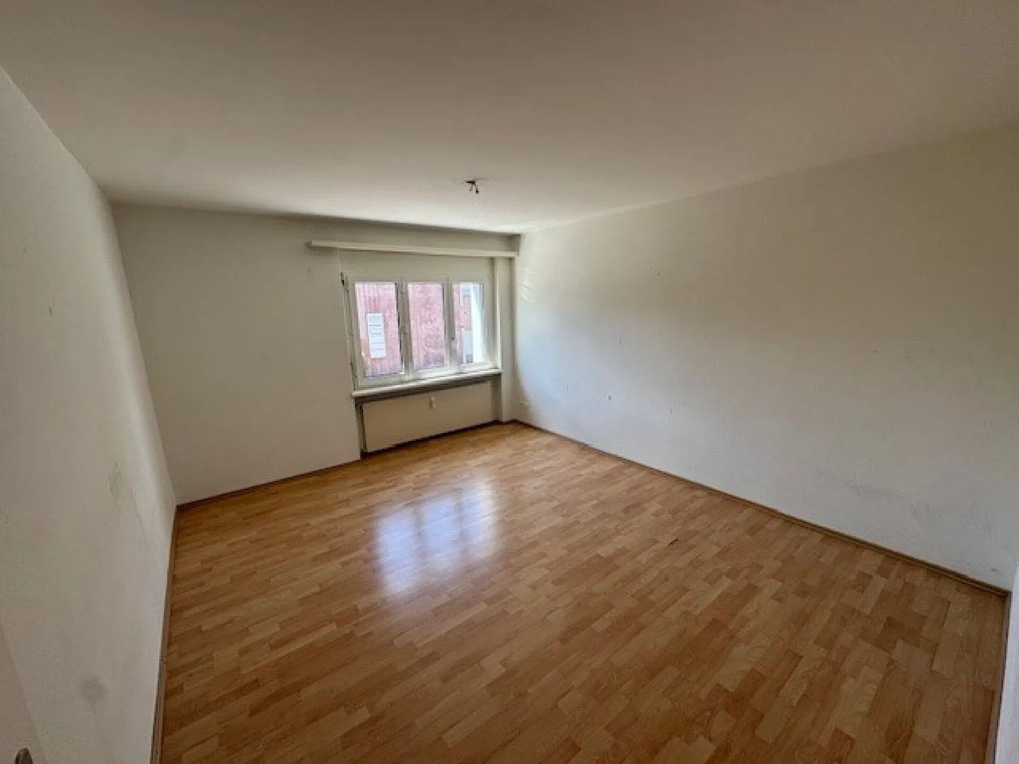 Charming partially renovated 3.5-room apartment in the center - Photo 5 of 8