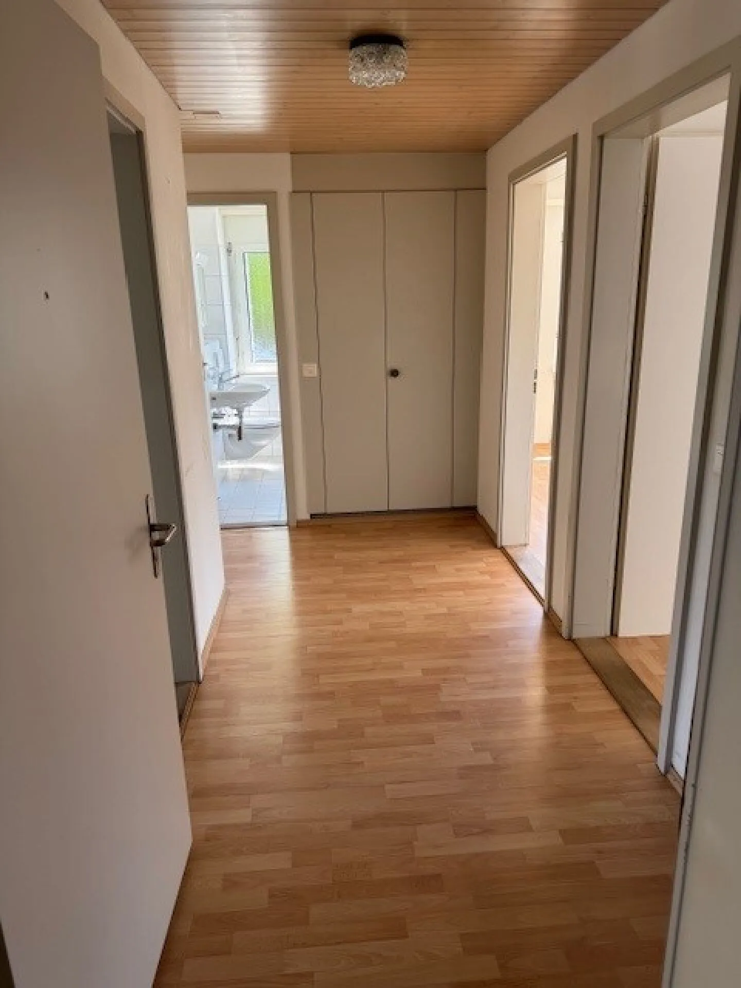 Charming partially renovated 3.5-room apartment in the center - Photo 6 of 8