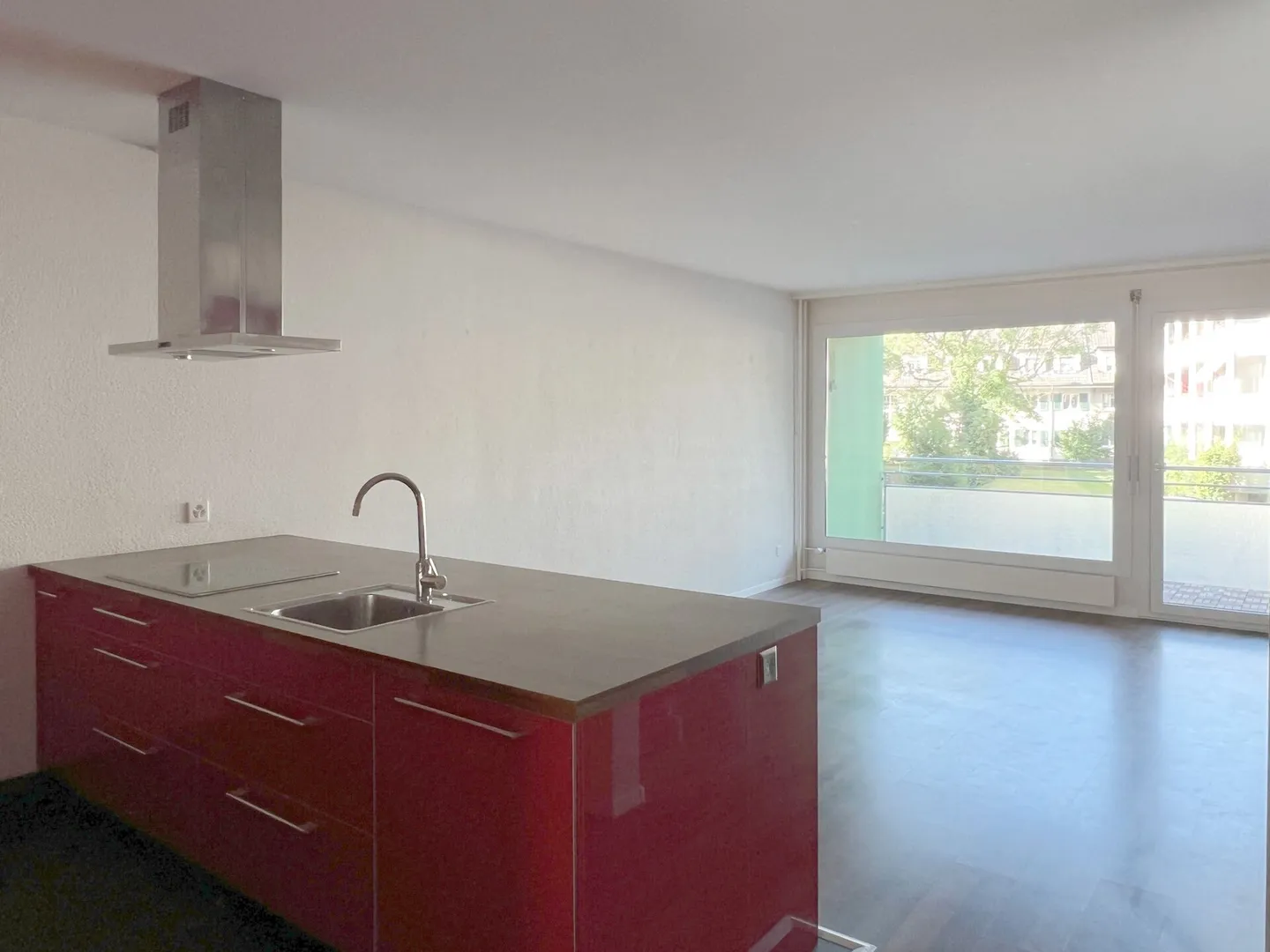 Appartement en copropriété ensoleillé de 3.5 pièces avec balcon, cave et place de parking intérieure - Photo 3 sur 25