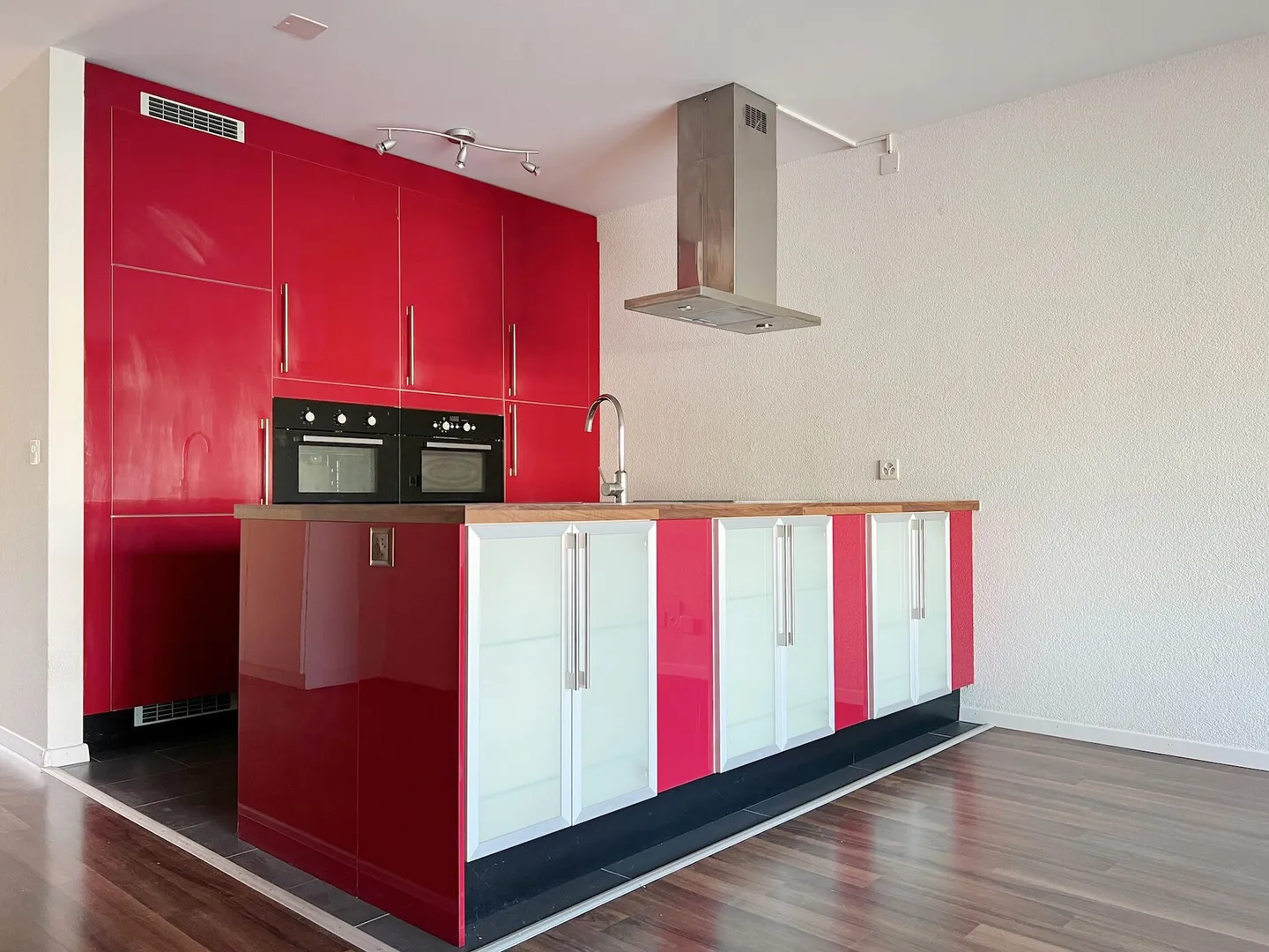 Appartement en copropriété ensoleillé de 3.5 pièces avec balcon, cave et place de parking intérieure - Photo 6 sur 25