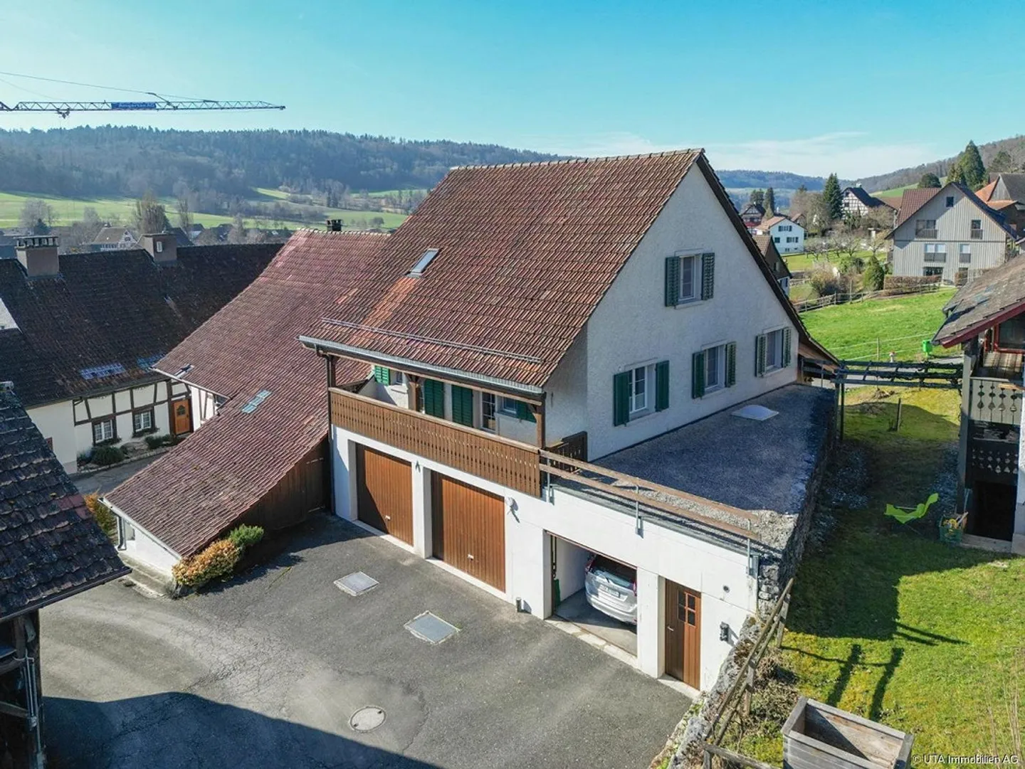 Deux maisons résidentielles, terrain à bâtir et garage pour camping-car !!! - Photo 2 sur 12