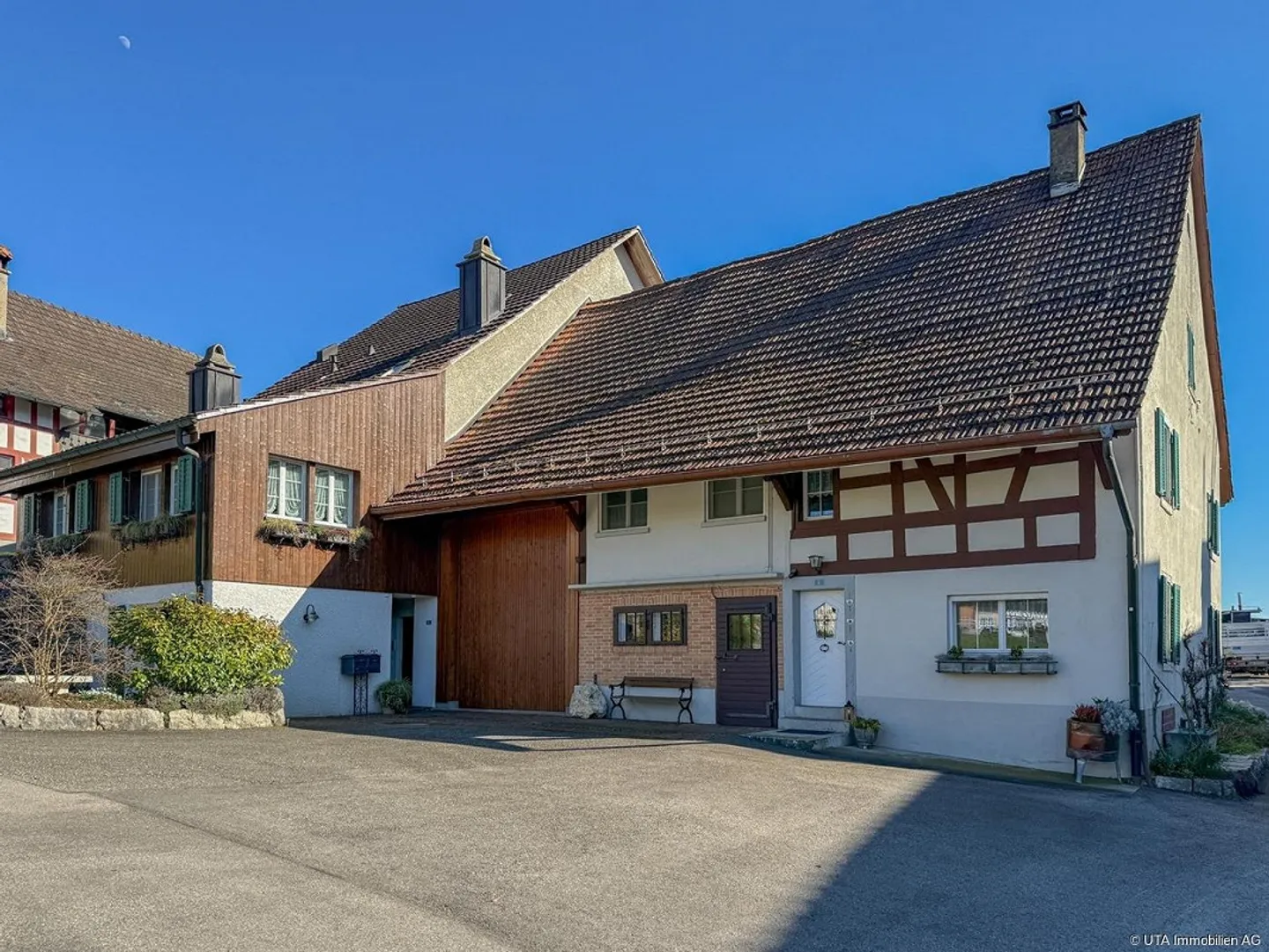 Deux maisons résidentielles, terrain à bâtir et garage pour camping-car !!! - Photo 3 sur 12