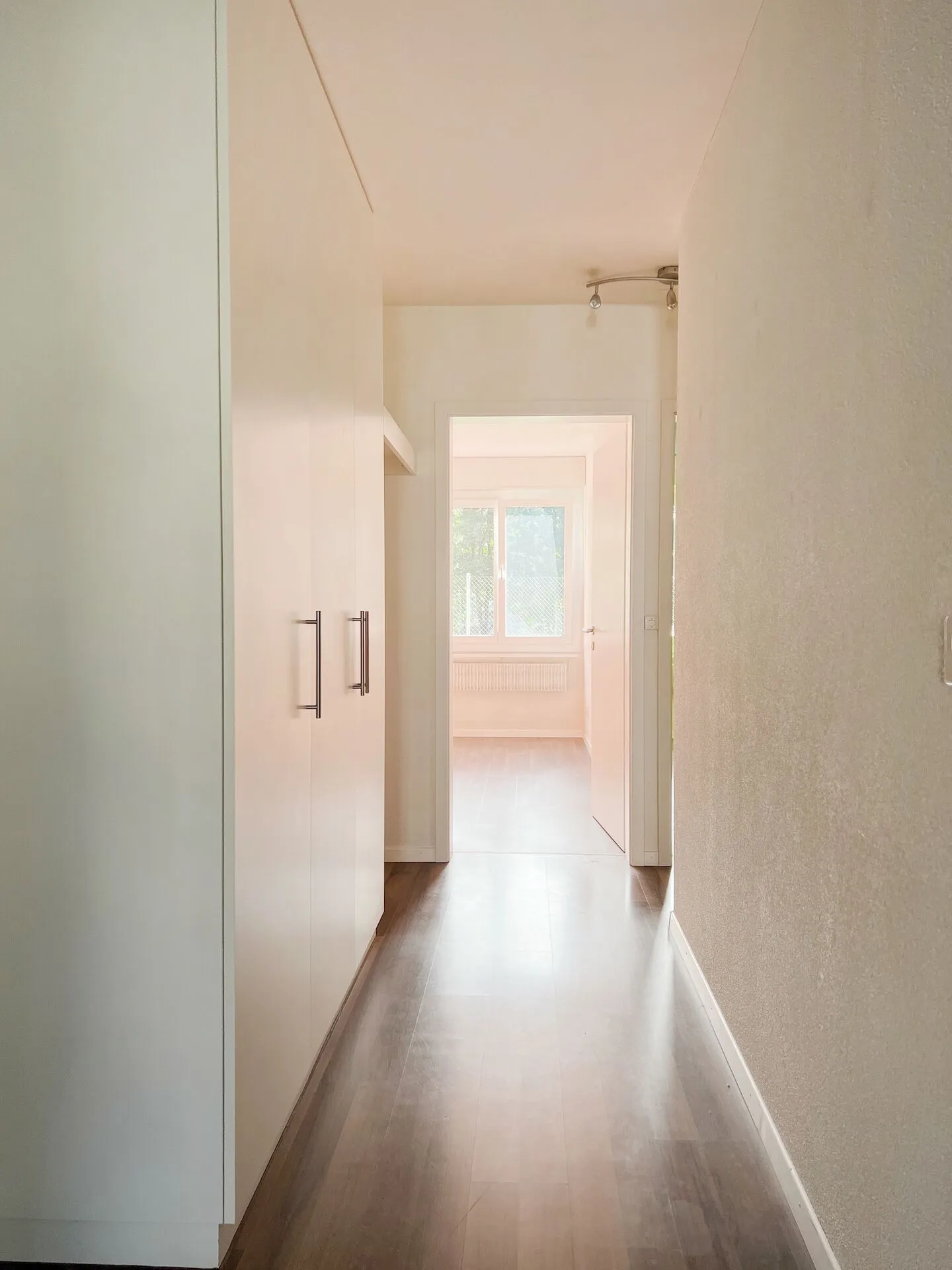 Appartement en copropriété ensoleillé de 3.5 pièces avec balcon, cave et place de parking intérieure - Photo 8 sur 25