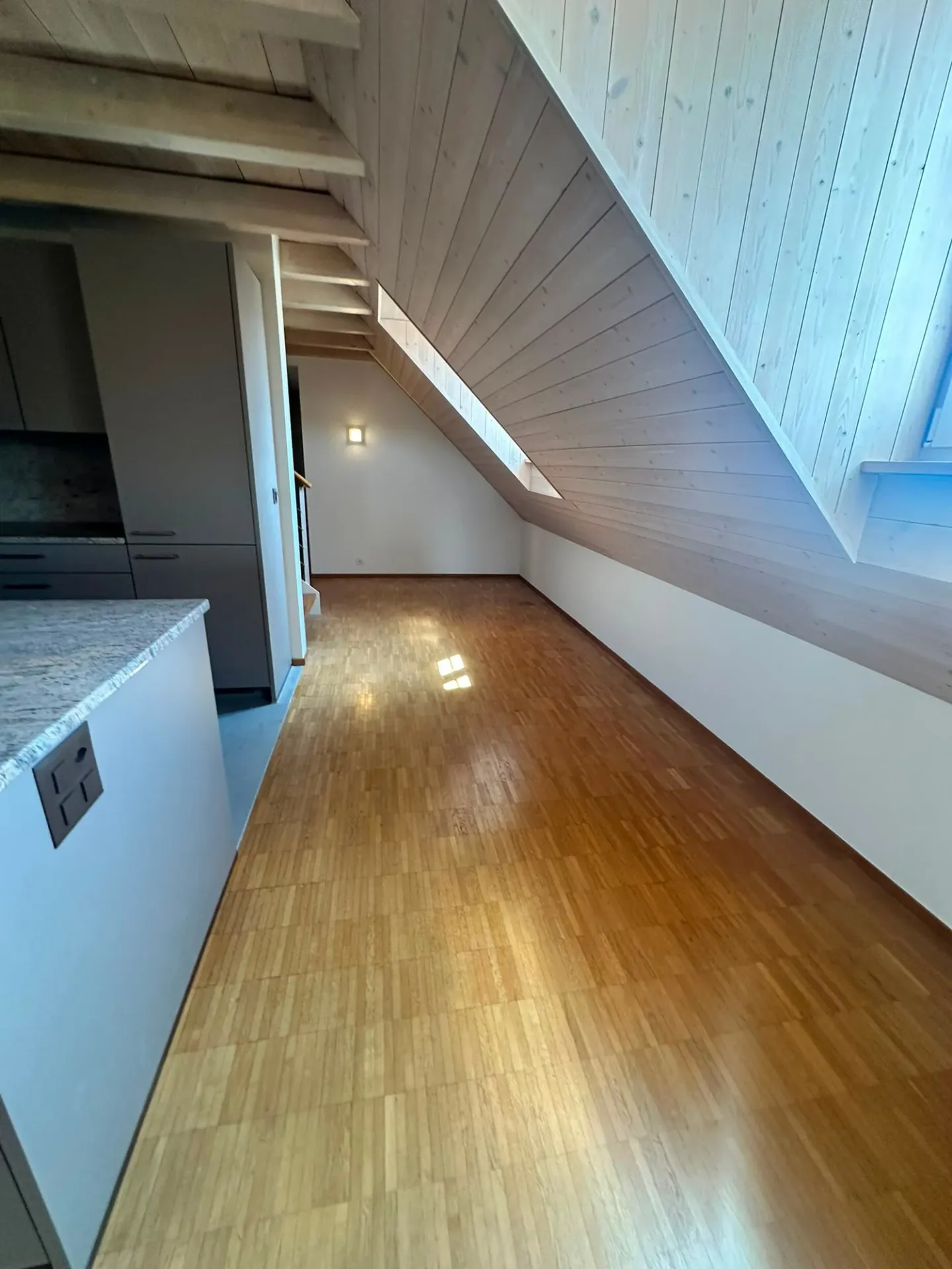 Appartement sous les combles rénové de 3,5 pièces avec un charme ancien et un confort moderne - Photo 4 sur 20