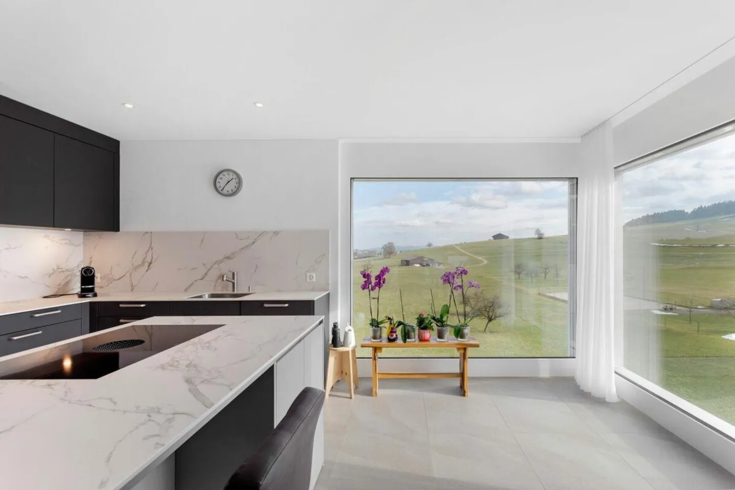 Nearly new 4.5-room penthouse apartment with magnificent views - Photo 3 of 10