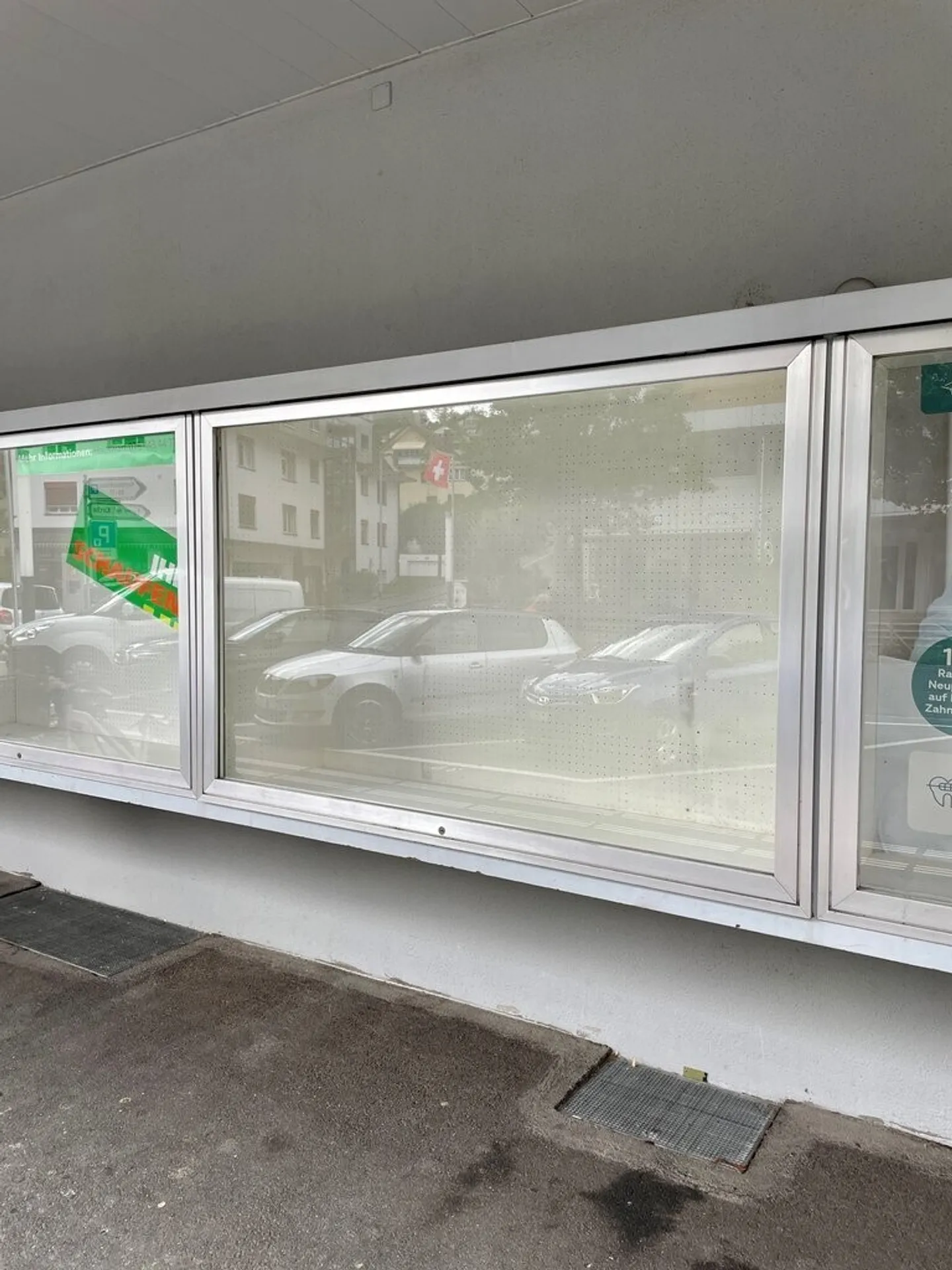 Vetrina nella migliore posizione pedonale a Horw - Foto 2 di 2