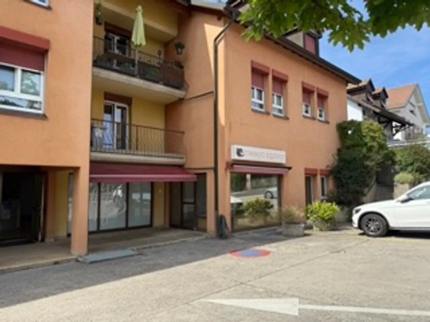 Local commercial polyvalent de 122m2 avec sous-sol et parkings - Photo 1 sur 13