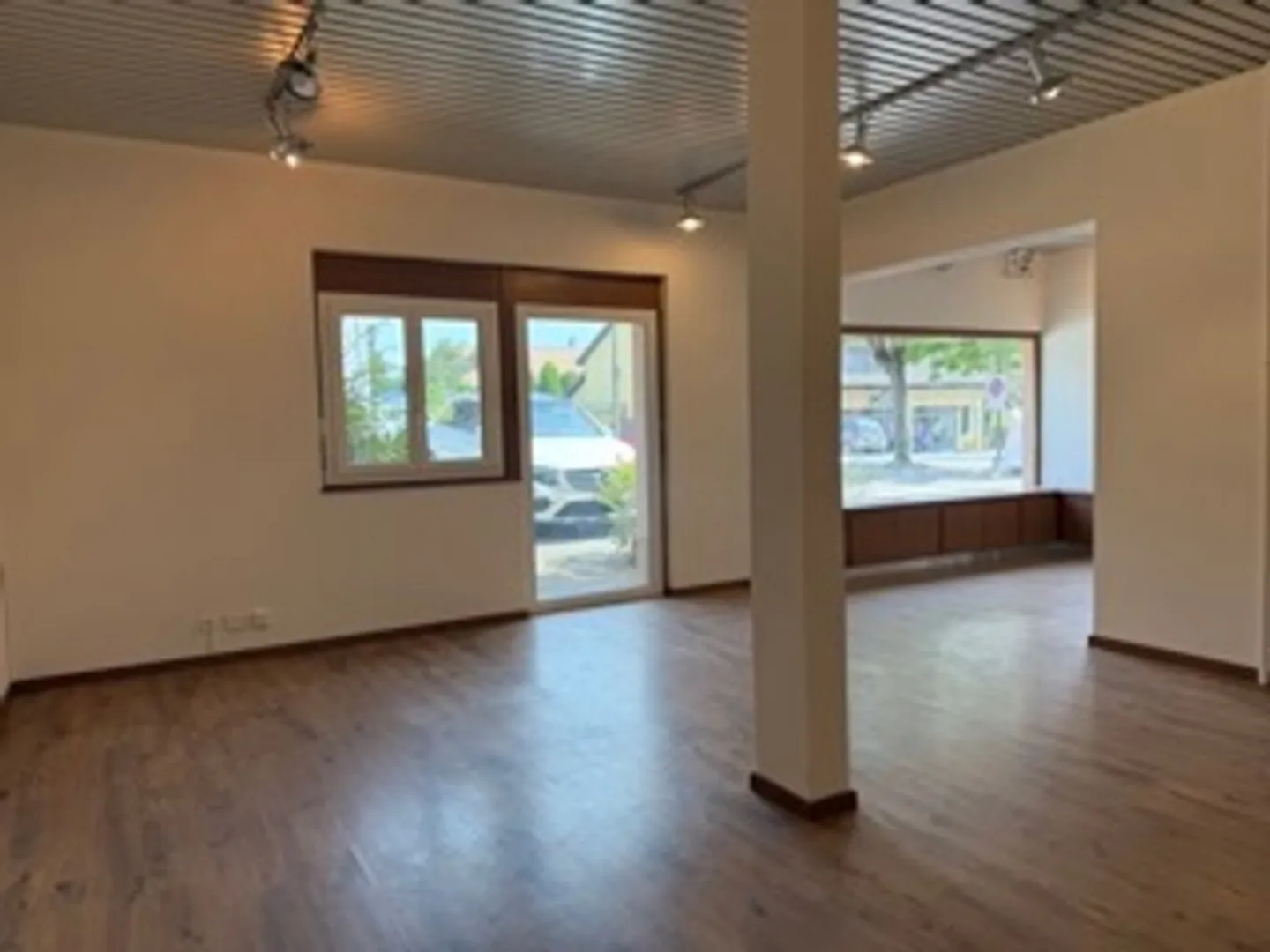 Local commercial polyvalent de 122m2 avec sous-sol et parkings - Photo 3 sur 13