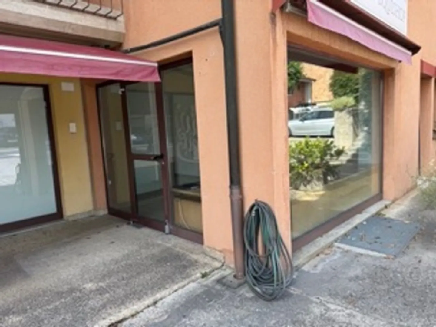 Local commercial polyvalent de 122m2 avec sous-sol et parkings - Photo 2 sur 13